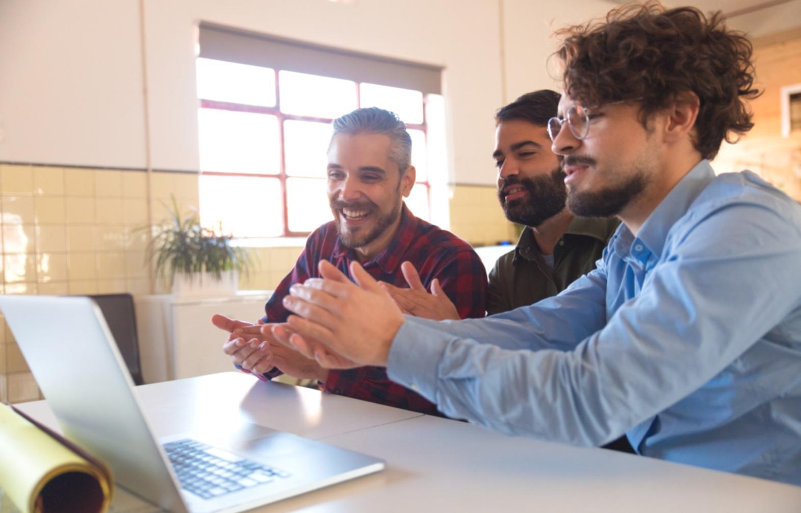 Professionelle Finanzberatung in modernem Büroumfeld mit Dokumenten und Laptop