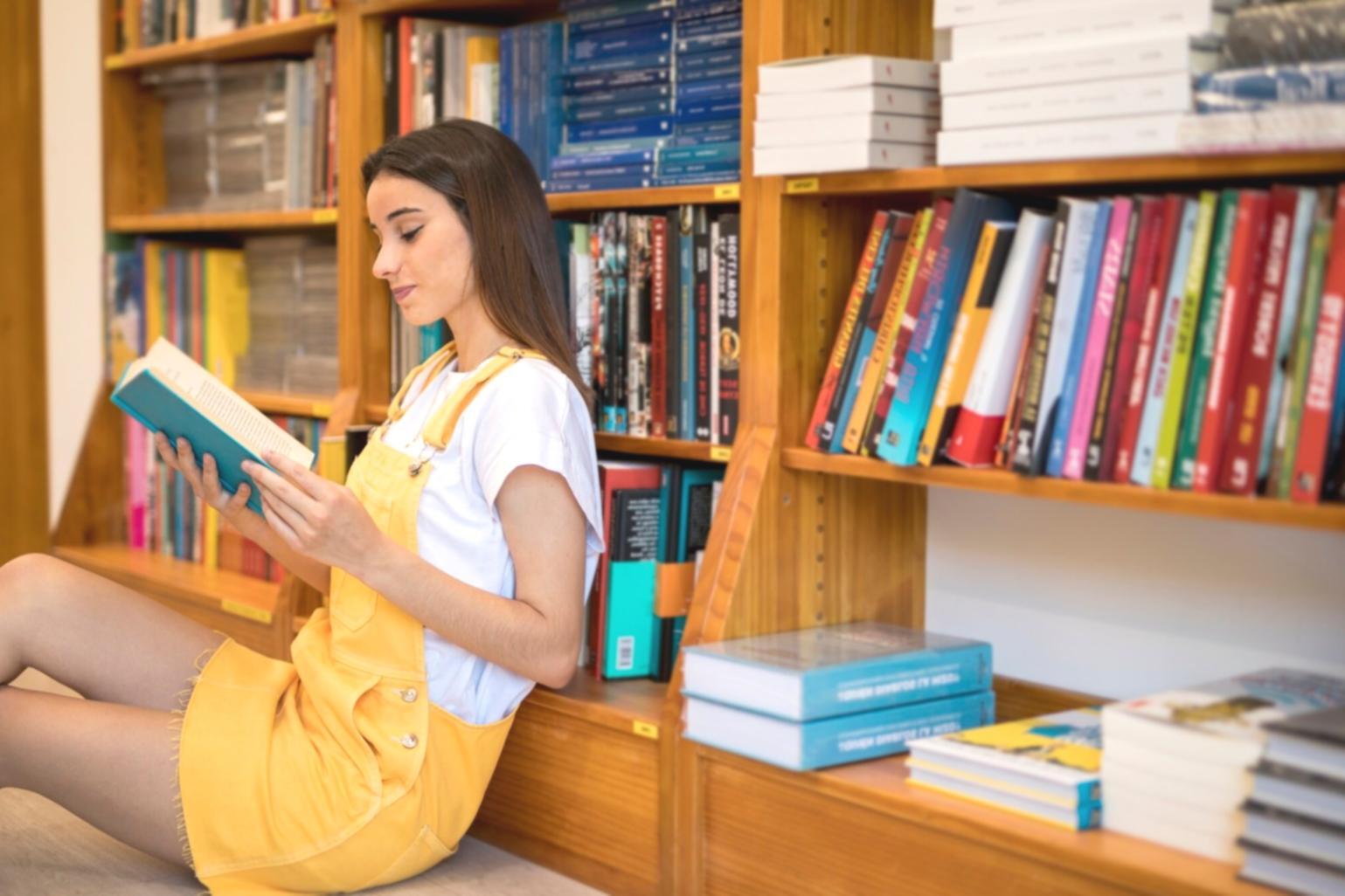 Arbeitsplatz mit Finanzanalysen und Kommunikationsstrategien